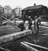 Bild tagen i samband med arbetet att uppföra Gävle Museum åren 1938-40. I bakgrunden syns Grand Hotell på andra sidan Gavleån.