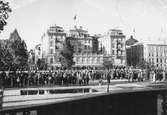 En stor publik hade samlats den 29 september 1940 för att lyssna till invigningen av Gävle Museum via uppmonterade högtalare. Längre bak i bilden går att se att en stor mängd publik även fanns på andra sidan Gavleån vid Grand Hotel.