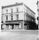 Hallbergs Bokhandel.
Drottninggatan/Kansligatan.