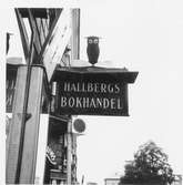 Hallbergs Bokhandel.
Drottninggatan/Kansligatan.