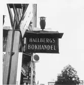 Hallbergs Bokhandel.
Drottninggatan/Kansligatan.