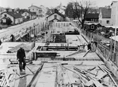 Gjutningsarbeten vid Diös-bygget i kvarteret Blocket i Sandviken, oktober 1953, användes vid gjutningsarbetet ”ellweform” av plywood från fabriken i Ljusne.