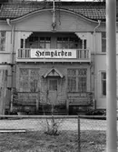 Hemgården. Norra fasaden, verandan och huvudentrén.
