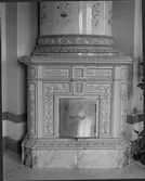 Kakelugn i SV rummet övre våningen.