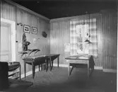 Gamla brukskontoret, Inspektorrummet.

1 st hylla, 2 st bord, 1 st inspektbord, 1 st telefon, 2 st fotografier, 1 st batterilåda till telefon (norr och öster vägg) almanacka.


