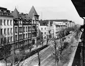 Vy längs gatans norra sida från söder. I förgrunden nr 15.
