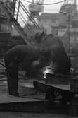 Ekensbergs varv 1970; svetsare i arbete i en av varvets dockor