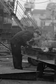 Ekensbergs varv 1970; svetsare i arbete i en av varvets dockor