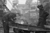 Ekensbergs varv 1970; svetsare i arbete i en av varvets dockor
