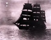 Fullriggare i motljus.