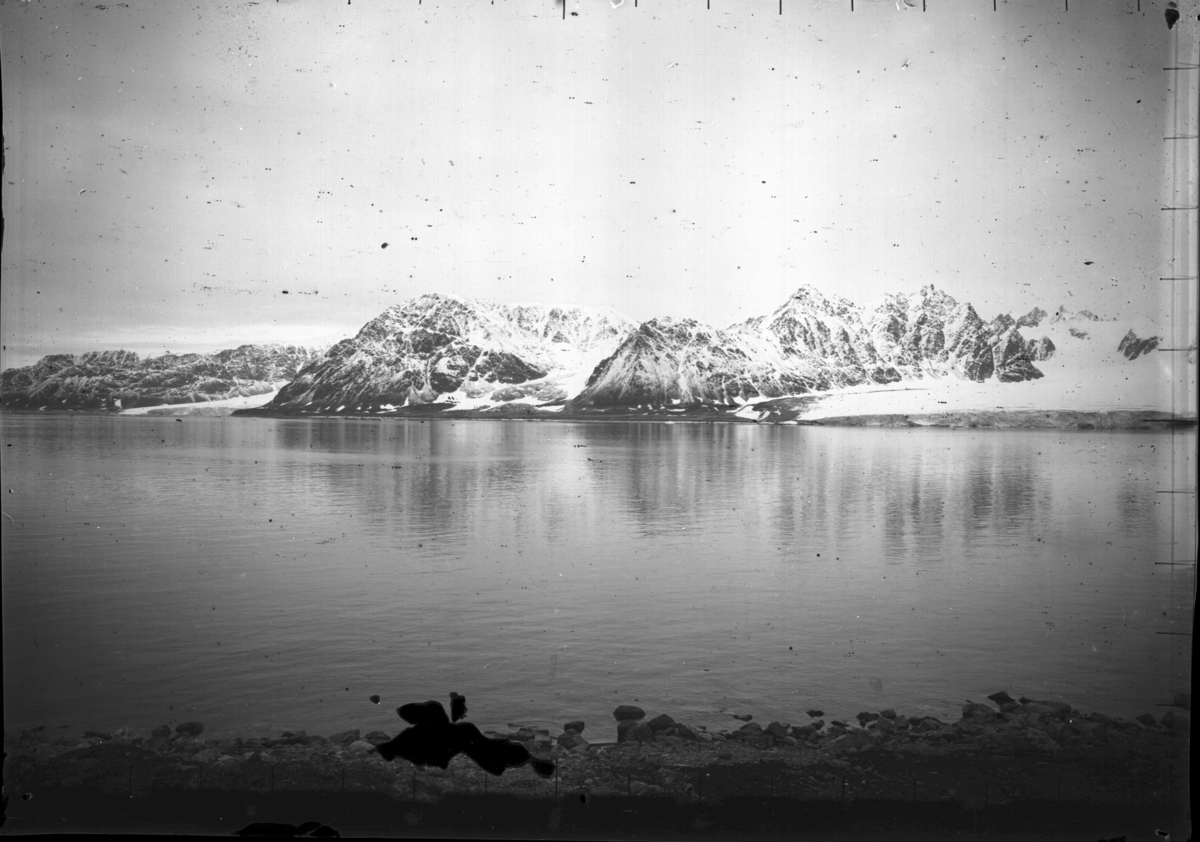 Nils Strindberg, Från Albertöns järnkors mot Kennedybreen till vänster och Frambreen till höger. I samband med karteringsarbete.