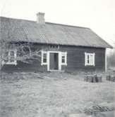 Jämmerbo.  Enligt traditionen byggt på 1700-talet som flygel på Berga gård. Senare stående i skogen vid Bondeberga, där det varit arbetarbostad. Rivet 1949.