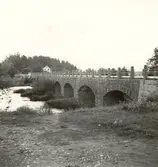 Tingebro i Högsby. Bron är en murad stenvalvbro.