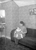 Kvinna med barn. Foto i november 1941.