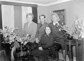 Fru Viberg, 50 år, husmor, med familj (?). Foto i februari 1944.
