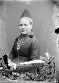 Ateljéporträtt - kvinna i folkdräkt, Östhammar, Uppland