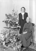 Fru Sternberg, 50 år, med sin mor. Foto i augusti 1944.
