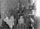 Barn, Svea, hos fru Eklund, 50 år, Esplanaden, Gävle. Foto i september 1942.
