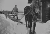 Man med ploghäst.