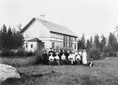 NTO-logen 1695 Lintujärvi  samlas utanför sin nyligen uppförda möteslokal för fotografering den 5 juni 1911.
Stående fr.v. Jonas Björk, Johan Karlsson, Petrus Zackrisson, Mårten Zackrisson, Edvin Zackrisson, Artur Barkendal, Kristinas syster(Usa). Ol-Ersas Karin, Kerstin Persa och Kerstin Zackrisson. Sittande fr.v. Kristina Halvarsson, Hanna Grankvist, Greta Pettersson, Kristina Björk, och Gunda Westlund. Sittande i gräset Jonas och Per Westlund.