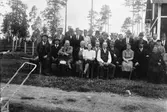 Kolonist och kronotorparfamiljer från Tandsjö, Svansjöbäcke och Fågelsjö samlade på Karl Olssons kolonat i Svansjöbäcken den
30 juni 1939.