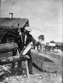 En man som klyver ved.