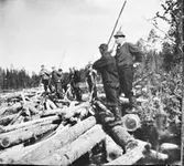 En grupp timmerflottare.