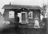 Ett par, utanför sin torparstuga.
