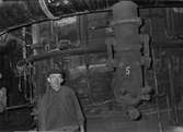 F H Zettermark i hyttan, där han arbetade. Foto den 4 februari 1954.