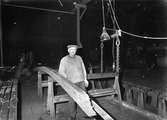 Karl Gustav Olsson i mediumverket, där han arbetade som synare. Foto den 4 december 1953.