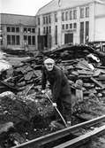 P E Larsson, byggnadsarbetare. Foto den 10 januari 1955.