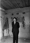 Kusken Lars-Erik Söderberg i stallbyggnaden vid herrgården. Foto den 14 december 1953.