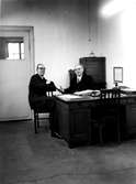 Laboratorieingenjör Carl Eliasson och ingenjör Arnold Andersson till vänster. Foto den 31 december 1951.