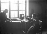 Syskonen Denis Thunberg, laboratorieingenjör, och Frida Thunberg, skollärarinna, i laboratoriet. Foto omkring 1920-1930.