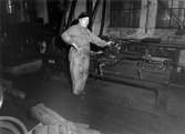 Villiam Lindström, verkstadsarbetare, vid en gammal svarv i mekaniska verkstaden. Foto i maj 1960.