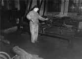 Villiam Lindström, verkstadsarbetare, vid en gammal svarv i mekaniska verkstaden. Foto i maj 1960.
