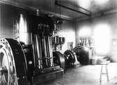 Motorerna i gashuset. Foto troligen 1907-08.