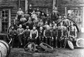 Personal vid gamla mekaniska verkstaden vid Forsbacka järnverk omkring 1890.