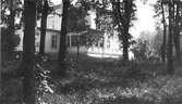Lilla herrgården, sedd från Patronsbacken i parken. Huset brann ner nyårsafton 1939, endast de två flyglarna klarade sig.