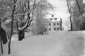 (Stora) Herrgården i parken. Huset byggdes 1777 och har stått obebott sedan 1920-30-talet.