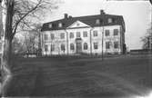 (Stora) Herrgården i parken. Huset byggdes 1777 och har stått obebott sedan 1920-30-talet.