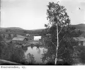 Kvarnsveden, vy över sågdammen, Bondsågdammen med Stjärnlövs affär i bakgrunden.