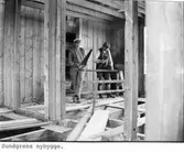 Sundgrens nybygge. Till vänster Sven Karlsson och till höger Johan Andersson (Topplund).