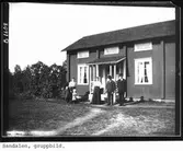 Framför bron, Sandalen. Anna Karlsdotter, Karl Andersson, Joel Groth, övriga personer ej namngivna.