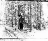 Fotografen som timmerhuggare. Rundbarkning.