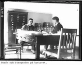 Rosén och fotografen på kontoret.