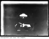 Fotografen och Ivar vid lampan.