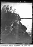 Fotografen spelar dragspel vid Kvidsjön.