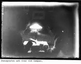 Fotografen och Ivar vid lampan.