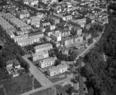 Gävle. Västra delen av centrala Gävle vid Stadsträdgården och Västra vägen där en spårvagn kör
